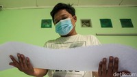 Para pekerja menjilid Al Quran dengan huruf braille di Yayasan Tunanetra Raudlatul Makmufin, Serpong, Tangerang Selatan, Banten, Jumat (16/4/2021). 
