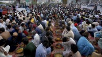Lokasi berbuka puasa tersebut digelar di kawasan Karachi, Pakistan.