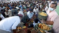 Di tempat ini warga berkumpul untuk mendapatkan hidangan menu berbuka puasa secara gratis.