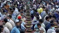 Momen ratusan orang menunggu momen berbuka puasa.
