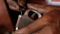Penjualan senapan angin ada yang berdasarkan pesanan atau sengaja dibuat untuk dijual di toko. Biasanya dalam satu bulan, satu pabrikan senapan angin mampu menghasilkan 10 hingga 20 pucuk senapan angin.  