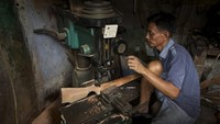 Usut punya usut dari sejarahnya, Cipacing bukanlah lokasi pertama munculnya perajin senapan angin di Jatinangor. Desa Cikeruh yang merupakan cikal bakal berkembangnya sentra industri senapan angin.  
