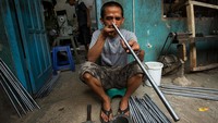 Munculnya perajin senapan angin di Jatinangor berawal sejak masa pemberontakan DI TII. Kala itu, warga sekitar diminta membuat senjata. Senapan pertama yang dibuat merupakan senapan yang sehabis menembak ditusuk bagian lubang selongsongnya. Warga menyebutnya dorlok (di dor, colok). Sukses dengan dorlok, keahlian warga meningkat hingga mampu menghasilkan senapan berpeluru lima butir atau disebut dorma (dor lima).  