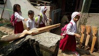 Senapan angin karya warga Cipacing ini terbuat dari bahan yang mudah didapat. Senapan angin, berbahan dasar kayu dan besi. Sebelum dirangkai menjadi bagian utuh, bahan-bahan tersebut mengalami beberapa kali proses hingga halus dan berbentuk.  