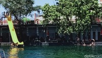 Warga yang tidak mengenakan masker terpaksa dihentikan petugas. Bagi yang lupa diminta memakai dan yang tidak membawa diberikan masker oleh satgas. (Ahmad Syauqi/detikTravel)
