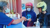 Salah satunya wisatawan bernama Irul. Dia mengaku upa tidak pakai masker. Padahal dia membawa masker, tapi malah ditaruh di dalam tas. (Ahmad Syauqi/detikTravel)