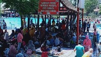 Padahal sudah ada papan peringatan bertuliskan Kawasan Wajib Memakai Masker, Cuci Tangan dan Jaga Jarak yang terpampang. Tapi sepertinya para wisatawan tidak mengindahkan tulisan tersebut, atau bahkan sama sekali tidak membaca, apalagi mematuhinya. (Ahmad Syauqi/detikTravel)