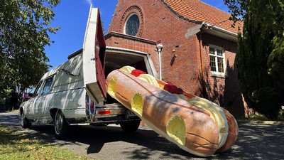 Ada-ada Aja, Peti Mati Bentuk Hotdog Hingga Kapal Layar