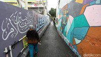 Awal mula masuk gang tersebut, pendatang dibuat takjub dengan hiasan kaligrafi dengan panjang sekitar 15 meter dan tinggi lima meter. Ada banyak jenis kaligrafi yang menghiasi sepanjang jalan gang ini.