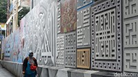 Misalnya seperti jenis kaligrafi khat kufi murabba dengan ciri khasnya yang berbentuk geometris dan tanpa harakat, khat diwani, hingga khat naskhi yang menyerupai tulisan dalam Alquran.