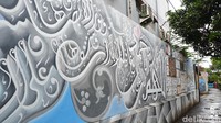 Semua hasil karya tersebut merupakan hasil kolaborasi antara perajin kaligrafi yang tinggal di Gang Raden Jibja dengan warga sekitar termasuk pemuda karang taruna.