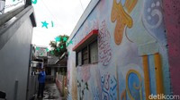 Dia menjelaskan, proses pembuatan kaligrafi di sepanjang jalan tersebut sudah dilakukan sejak Februari 2021. Awalnya, perajin membuat pola kaligrafi dari hadist atau potongan ayat Alquran, kemudian pemuda dari karang taruna atau masyarakat setempat pun akan bergiliran mengisi pola tersebut dengan cat warna-warni.