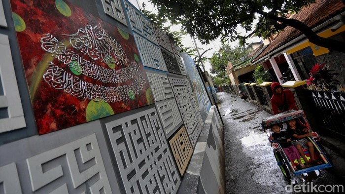 Unik! Gang Sempit di Bandung Ini Disulap Jadi Kampung Kaligrafi Ada banyak hal menarik yang dilakukan warga Bandung dalam menyalurkan kreativitasnya. Salah satunya, gang sempit yang disulap jadi kampung wisata, budaya, dan kaligrafi.
