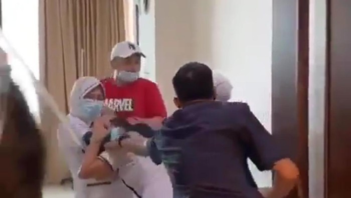 Video aksi penganiayaan terhadap perawat sebuah RS di Palembang viral di medsos. Korban melaporkan kejadian ke polisi. (Screenshot video viral) Video aksi penganiayaan terhadap perawat sebuah RS di Palembang viral di medsos. Korban melaporkan kejadian ke polisi. (Screenshot video viral)