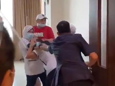 Video aksi penganiayaan terhadap perawat sebuah RS di Palembang viral di medsos. Korban melaporkan kejadian ke polisi. (Screenshot video viral)
