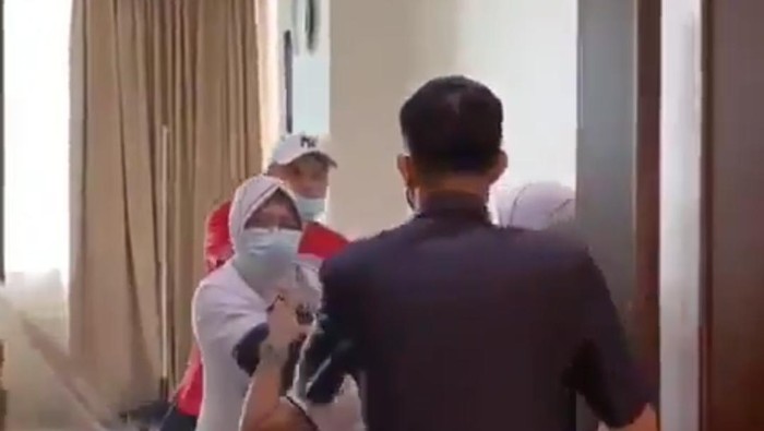 Video aksi penganiayaan terhadap perawat sebuah RS di Palembang viral di medsos. Korban melaporkan kejadian ke polisi. (Screenshot video viral)