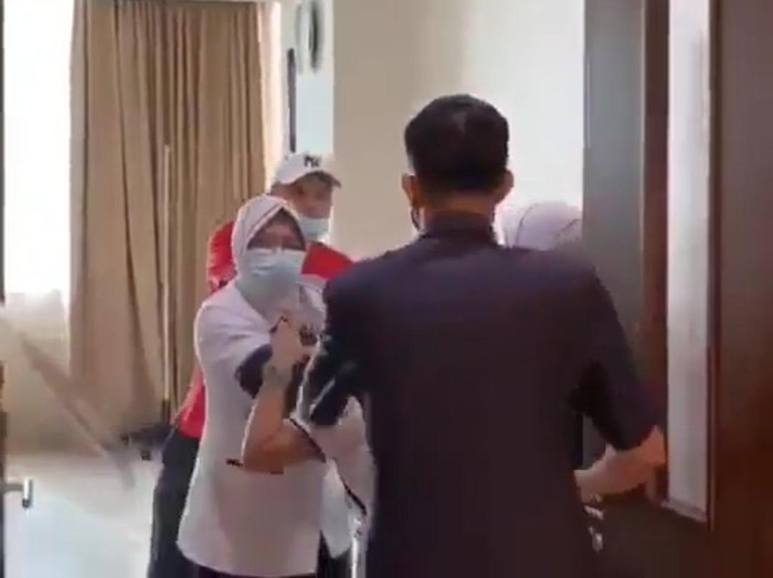 Video aksi penganiayaan terhadap perawat sebuah RS di Palembang viral di medsos. Korban melaporkan kejadian ke polisi. (Screenshot video viral)