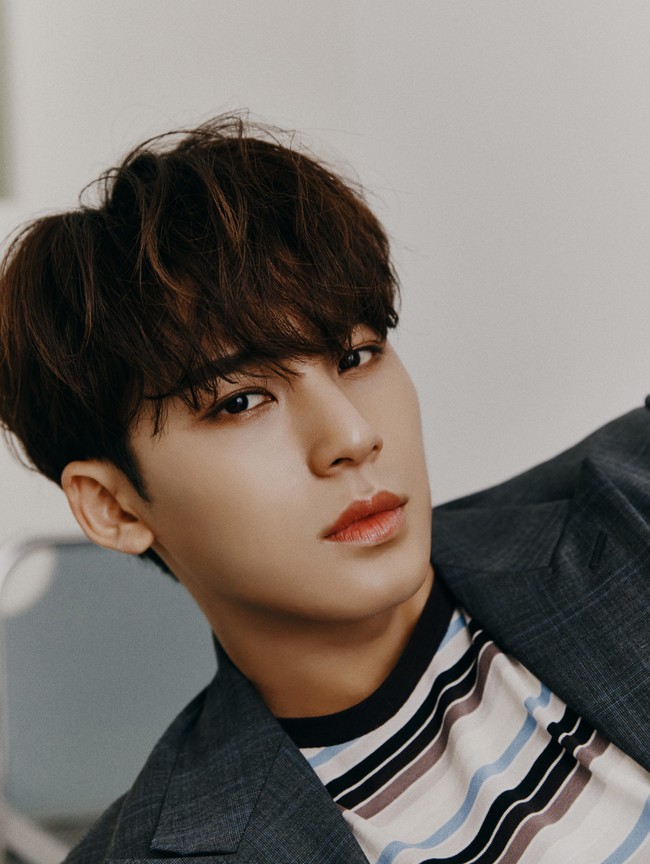 Mingyu SEVENTEEN menempati urutan kelima menurut daftar Dispatch. Visualnya mengantarkan Mingyu menjadi model catwalk dalam acara bergengsi Seoul Fashion Week. Ia pun memegang posisi ‘Face of the Group’. Foto: dok Pledis Entertainment