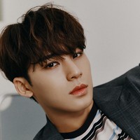 Mingyu SEVENTEEN menempati urutan kelima menurut daftar Dispatch. Visualnya mengantarkan Mingyu menjadi model catwalk dalam acara bergengsi Seoul Fashion Week. Ia pun memegang posisi ‘Face of the Group’. Foto: dok Pledis Entertainment