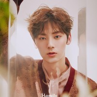 Visual grup NUEST ini menempati urutan ketiga. Minhyun bahkan debut bersama Wanna One, setelah mencuri perhatian publik dalam acara Produce 101. Ia baru saja membintangi drama Korea Live On tahun ini. Foto: dok Pledis Entertainment