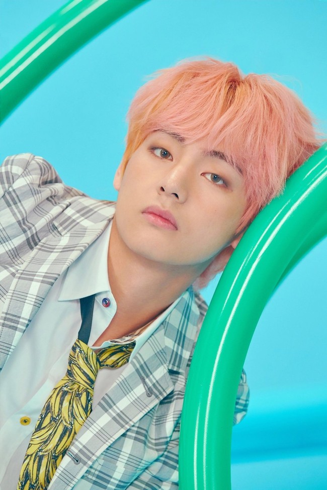 V BTS dinobatkan sebagai visual grup KPop paling ganteng oleh Dispatch. Pemilik nama asli Kim Taehyung ini dijuluki CGV (singkatan Computer Graphics dan V) karena kegantengannya tak lagi realistis. Foto: dok Big Hit Entertainment