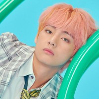 V BTS dinobatkan sebagai visual grup KPop paling ganteng oleh Dispatch. Pemilik nama asli Kim Taehyung ini dijuluki CGV (singkatan Computer Graphics dan V) karena kegantengannya tak lagi realistis. Foto: dok Big Hit Entertainment