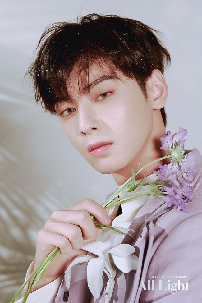 Cha Eun Woo menempati urutan keenam daftar visual grup KPop paling ganteng. Ia dijuluki ‘Face Genius’ karena memiliki simetri dan fitur wajah yang sempurna. Pemilik nama asli Lee Dong Min ini pun langganan membintangi drama Korea. Foto: dok Fantagio Entertainment