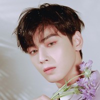 Cha Eun Woo menempati urutan keenam daftar visual grup KPop paling ganteng. Ia dijuluki ‘Face Genius’ karena memiliki simetri dan fitur wajah yang sempurna. Pemilik nama asli Lee Dong Min ini pun langganan membintangi drama Korea. Foto: dok Fantagio Entertainment
