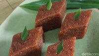 Di posisi terakhir daftar camilan manis khas Jawa terenak ada wajik. Ratingnya 3,3. Camilan ini dibuat dari beras ketan, gula aren, santan, daun pandan, dan garam dengan rasa manis yang legit. Foto: detikfood/Odilia
