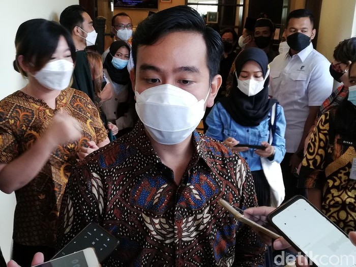Wali Kota Solo Gibran Rakabuming Raka mengungkap guru di dua sekolah Solo menolak disuntik vaksin Corona, Jumat (16/4/2021).
