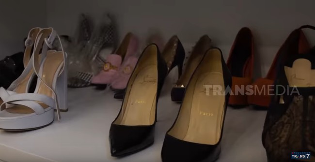 Belasan pasang sepatu juga ditata rapi di walk in closet. Sebagian besar sepatu untuk manggung. Foto: Tangkapan layar YouTube/Trans 7 Official