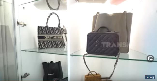 Ada sekitar 24 buah tas dari brand fashion high-end yang disimpan di sini. Foto: Tangkapan layar YouTube/Trans 7 Official