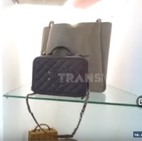 Ada sekitar 24 buah tas dari brand fashion high-end yang disimpan di sini. Foto: Tangkapan layar YouTube/Trans 7 Official