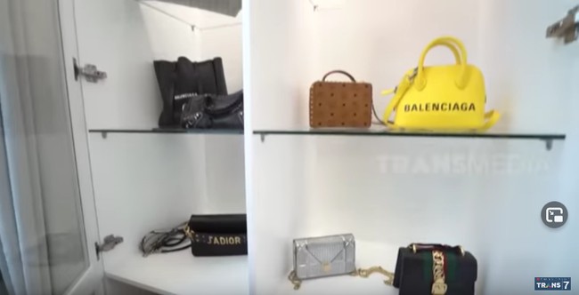 Koleksi tas nya terdiri dari berbagai merek. Sebut saja Balenciaga, Hermes, Versace, Chanel hingga Louis Vuitton. Foto: Tangkapan layar YouTube/Trans 7 Official