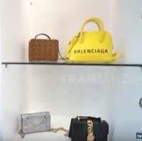 Koleksi tas nya terdiri dari berbagai merek. Sebut saja Balenciaga, Hermes, Versace, Chanel hingga Louis Vuitton. Foto: Tangkapan layar YouTube/Trans 7 Official