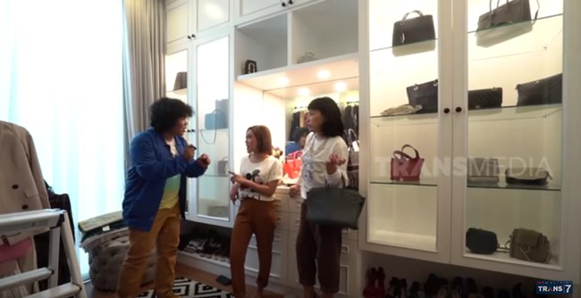 Hampir semua barang high-end disimpan Cita Citata di sini. Mulai dari baju untuk konser, sepatu, tas hingga parfum. Foto: Tangkapan layar YouTube/Trans 7 Official