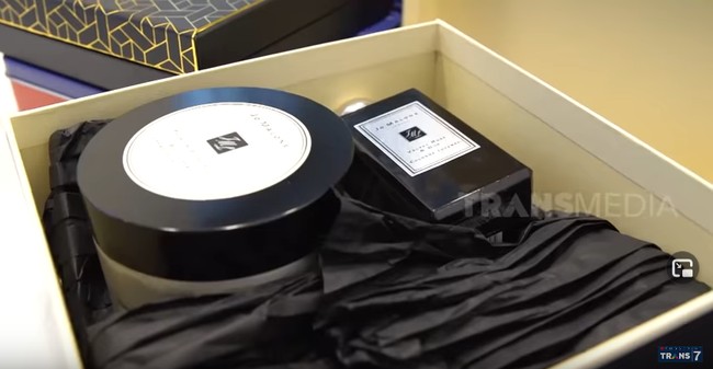 Koleksi parfum mewah juga disimpan di sini. Salah satunya keluaran Jo Malone. Foto: Tangkapan layar YouTube/Trans 7 Official