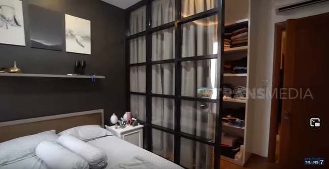 Cita Citata memilih rak baju model terbuka untuk mencegah koleksinya jadi berbau apek. Sebab sirkulasi udara yang baik membantu menjaga kain tetap beraroma segar. Foto: Tangkapan layar YouTube/Trans 7 Official