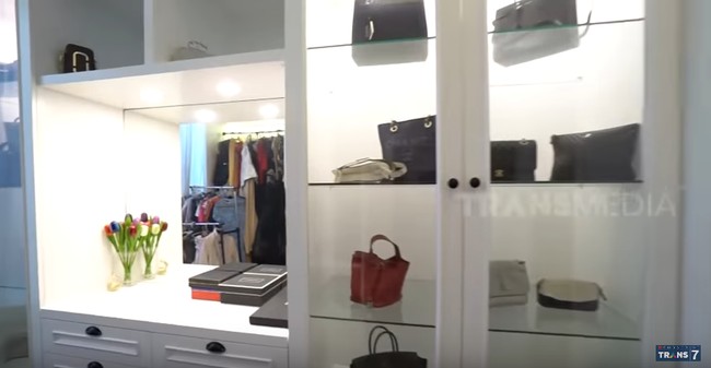 Walk in closet Cita Citata didominasi warna putih dan beige. Kesan luas terlihat berkat pemakaian palet netral dan senada pada ruangan. Foto: Tangkapan layar YouTube/Trans 7 Official