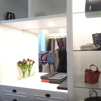 Walk in closet Cita Citata didominasi warna putih dan beige. Kesan luas terlihat berkat pemakaian palet netral dan senada pada ruangan. Foto: Tangkapan layar YouTube/Trans 7 Official