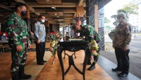 Direktur Utama PT Bank Tabungan Negara (Persero) Tbk. Haru Koesmahargyo bersama Kepala Staf Tentara Nasional Indonesia Angkatan Darat (TNI AD) Andika Perkasa menyaksikan penandatanganan Perjanjian Kerja Sama Tabungan Wajib Perumahan Angkatan Darat (TWP AD) yang dilakukan oleh Direktur Distribution & Retail Funding Bank BTN Jasmin dan Asisten Personalia Kepala Staf Angkatan Darat Mayor Jendral TNI Mulyo Aji di Jakarta, Jumat (16/4). 