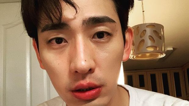 Aktor Yoon Park punya tahi lalat di hidung.