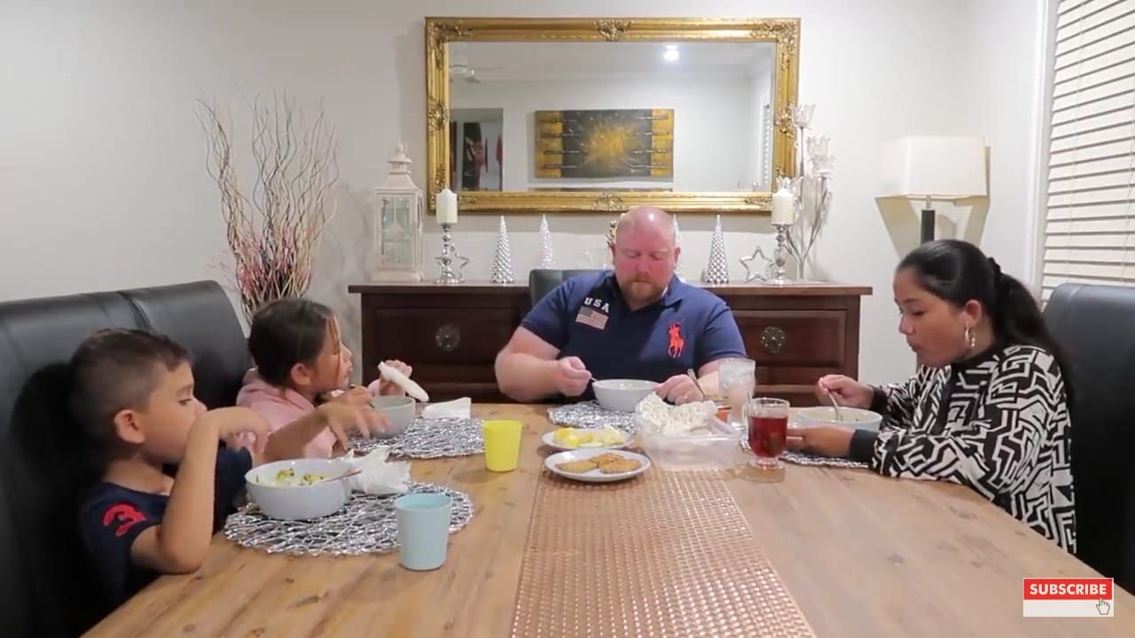 Intip Serunya Keluarga di Australia Buka Puasa Pakai Soto Kudus