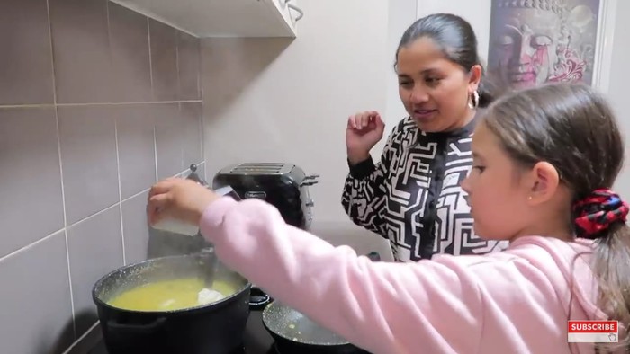 Intip Serunya Keluarga di Australia Buka Puasa Pakai Soto Kudus