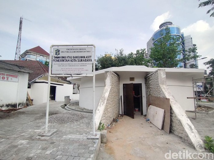 Pemkot Surabaya melakukan restorasi bungker Tegalsari. Bangunan itu akan dijadikan public space dan juga sentra PKL di sekitarnya.