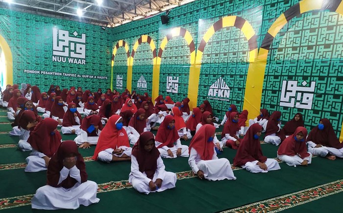 Ketua Koordinator Aliansi Aktivis dan Mahasiswa (Aman) Indonesia Ginka Febriyanti memberikan santunan kepada yatim piatu di Pondok Pesantren Al Fatih Kaaffah Nusantara, Bekasi, Jawa Barat, Jumat (16/4/21). Ratusan yatim piatu berdoa untuk Indonesia dalam rangka menjaga toleransi antar umat beragama dan memerangi radikalisme di Indonesia.