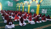 Anak-anak yatim berdoa untuk Indonesia dalam rangka menjaga toleransi antar umat beragama dan memerangi radikalisme. 