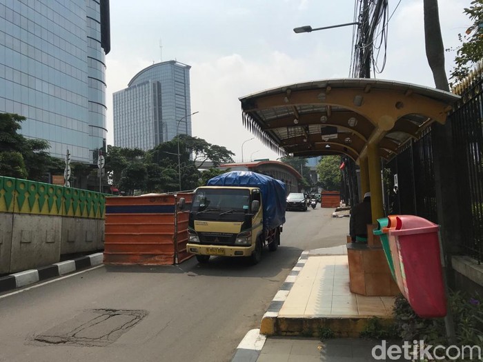 Galian manhole SJUT di dekat Halte TransJ Tendean, Jakarta Selatan, 17 April 2021. (Dana Adityasari/detikcom)