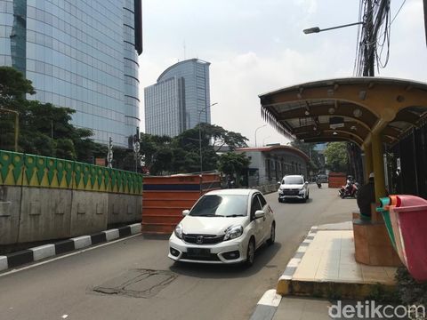 Galian manhole SJUT di dekat Halte TransJ Tendean, Jakarta Selatan, 17 April 2021. (Dana Adityasari/detikcom)