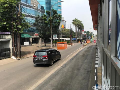 Galian manhole SJUT di dekat Halte TransJ Tendean, Jakarta Selatan, 17 April 2021. (Dana Adityasari/detikcom)